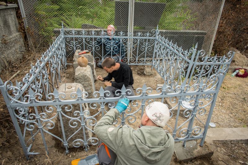 Fotografia przedstawiająca Prace porządkowe na cmentarzu na Kukii w Tbilisi