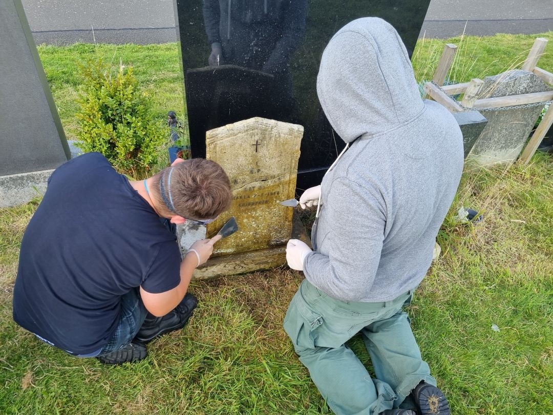 Fotografia przedstawiająca Prace porządkowe na cmentarzach w Edynburg, Perth, Inverness i innych