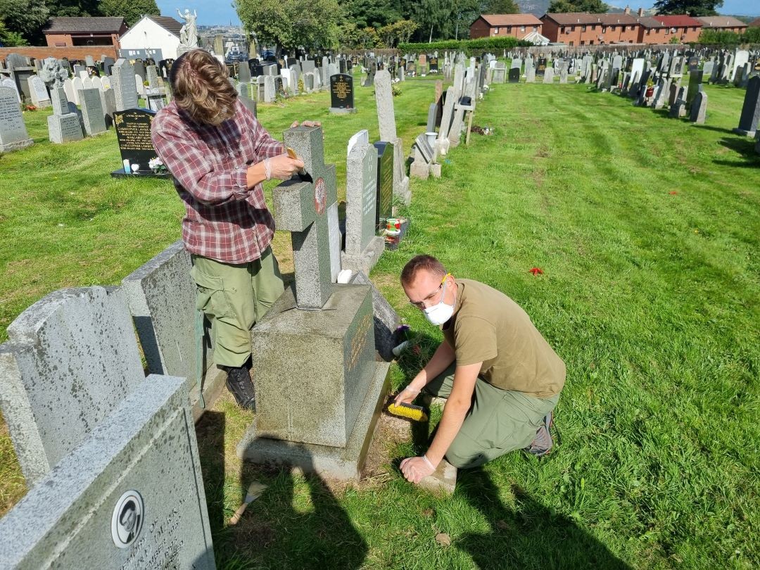 Fotografia przedstawiająca Prace porządkowe na cmentarzach w Edynburg, Perth, Inverness i innych