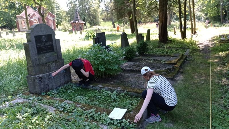 Photo montrant Cleaning work at the cemetery in Karviná Mexico, Czech Republic