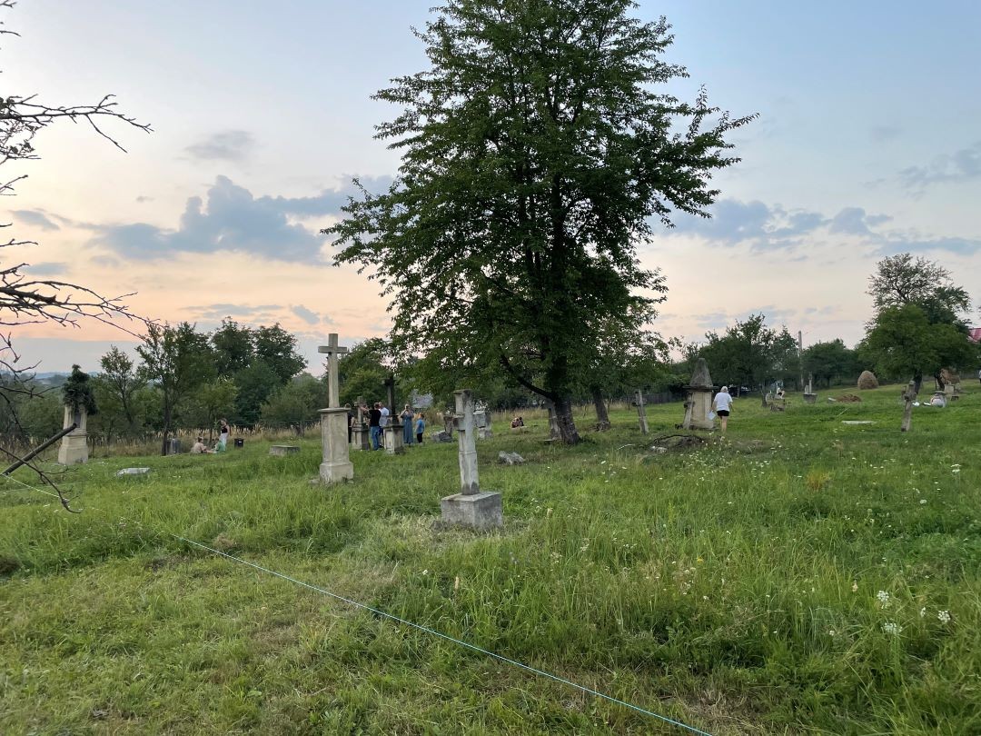Fotografia przedstawiająca Inwentaryzacja oraz prace zabezpieczające na polskim cmentarzu w miejscowości Cacica