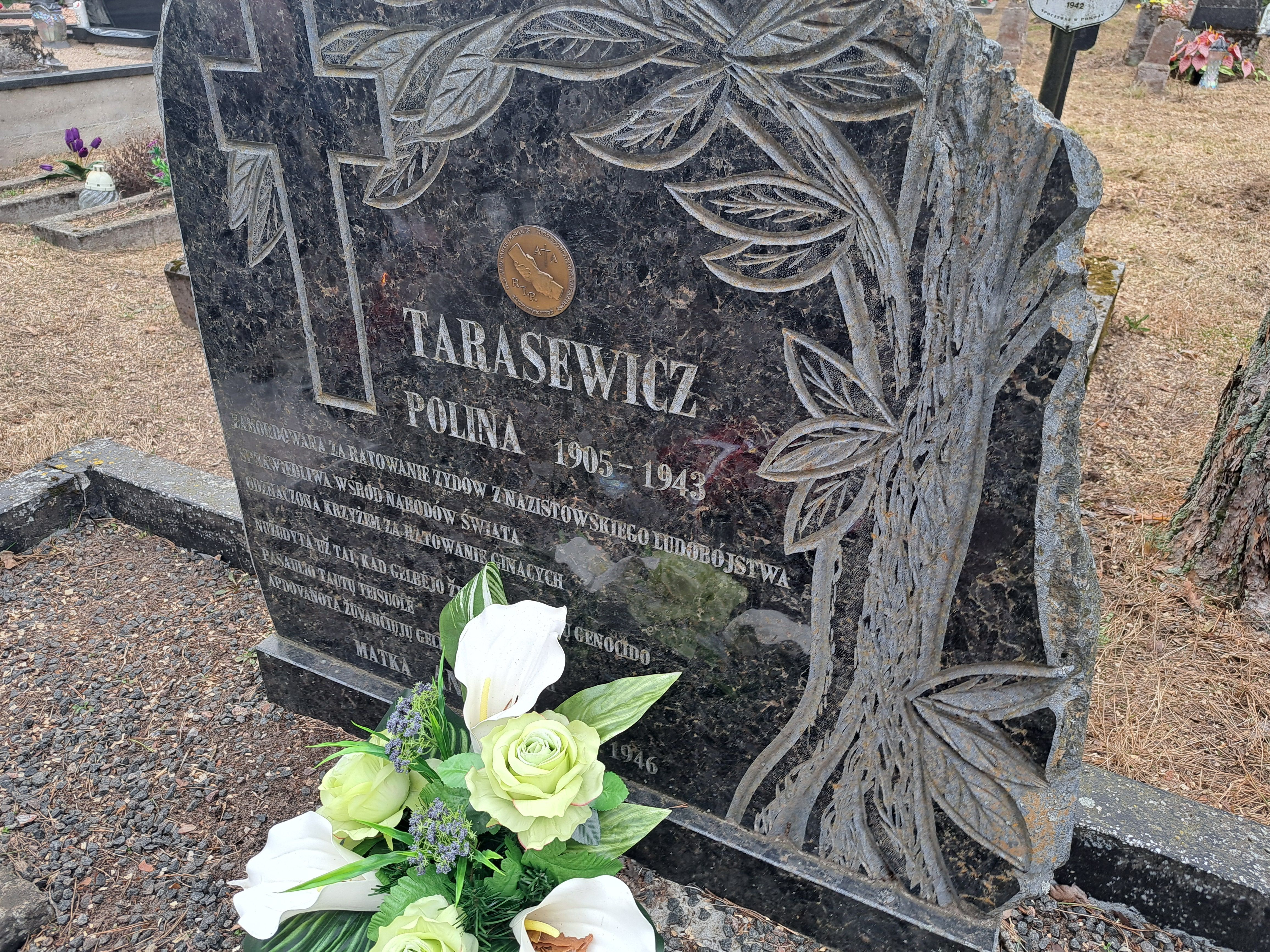 Fotografia przedstawiająca Nagrobek Poliny Tarasewicz na cmentarzu w Porudominie
