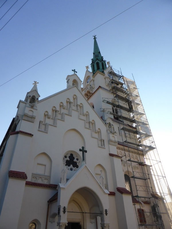 Fotografia przedstawiająca Restoration and reconstruction work on the façade of the Church of the Nativity of the Blessed Virgin Mary in Stryi, Ukraine
