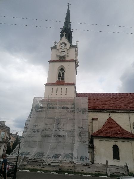 Fotografia przedstawiająca Restoration and reconstruction work on the façade of the Church of the Nativity of the Blessed Virgin Mary in Stryi, Ukraine