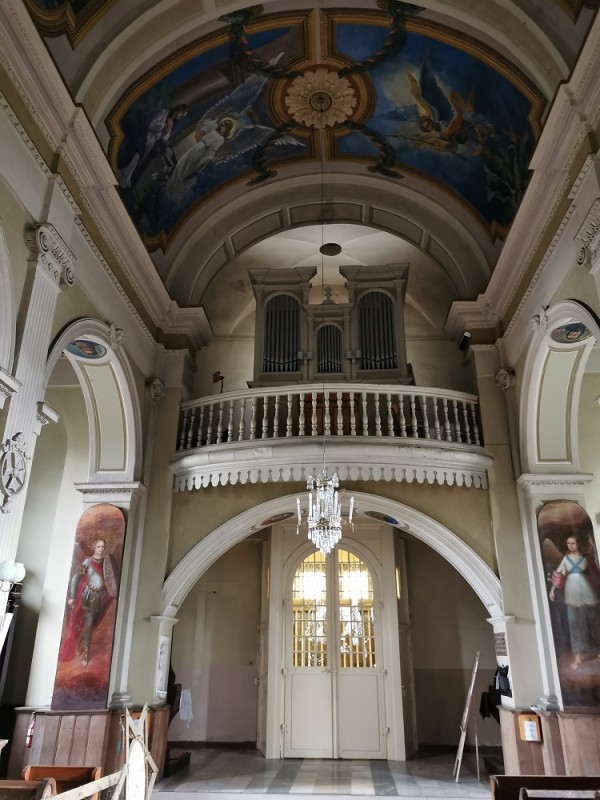 Fotografia przedstawiająca Prace ratunkowe przy instrumencie organowym, szafie organów i podłodze na chórze muzycznym w kościele w Krzemieńcu