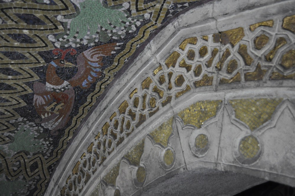 Fotografia przedstawiająca Interwencyjne prace konserwatorskie wokół mozaiki Józefa Mehoffera w najstarszej części katedry ormiańskiej we Lwowie