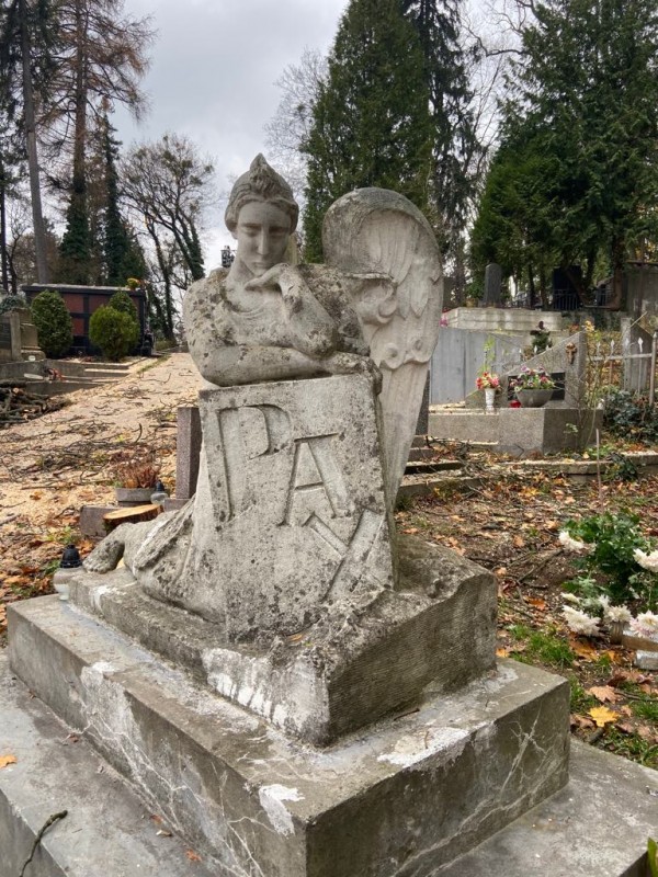 Fotografia przedstawiająca Restoration and conservation work in Lviv\'s Lychakiv Cemetery
