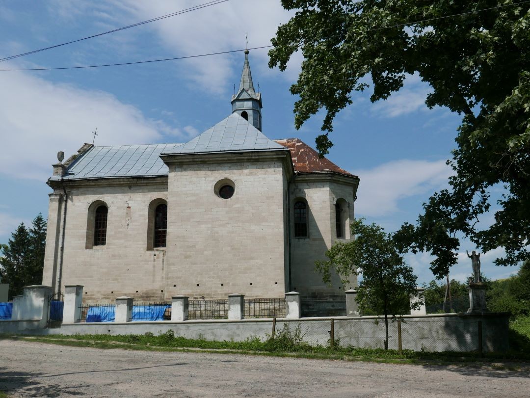 Photo montrant Construction and conservation project for the renovation of the roof trusses and roof covering of the Holy Trinity Church in Pomorzany