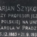 Fotografia przedstawiająca Nagrobek i tablica upamiętniające prof. Mariana Szyjkowskiego w Pradze