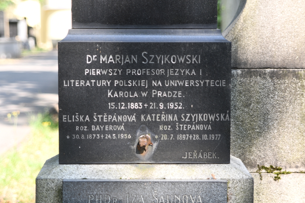 Fotografia przedstawiająca Tombstone and plaque in memory of Prof. Marian Szyjkowski in Prague