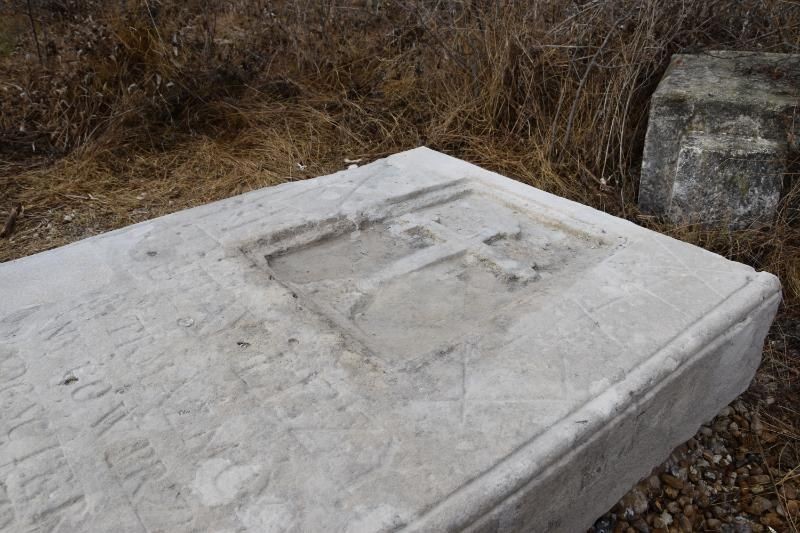 Fotografia przedstawiająca Conservation and reconstruction work on Polish gravestones in the cemetery in Jahorlik, Moldova