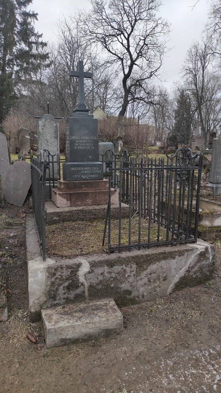 Photo montrant Restoration work at Vilnius cemeteries in Lithuania