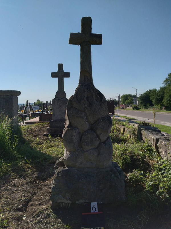 Fotografia przedstawiająca Kontynuacja prac porządkowo-ratunkowych i konserwatorskich na starym cmentarzu w Zbarażu