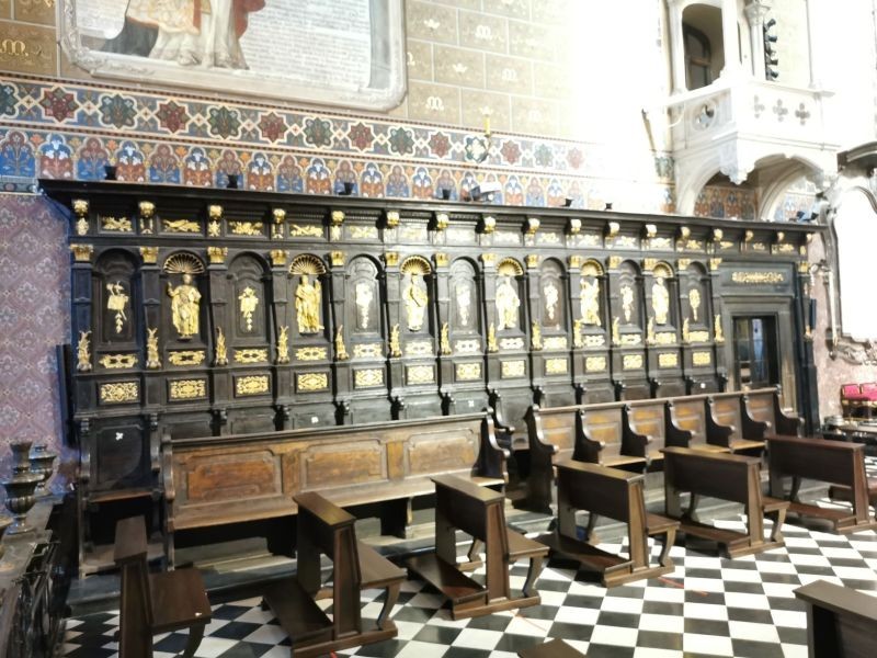 Fotografia przedstawiająca Konserwacja drewnianych stall kanonickich z prezbiterium Katedry Lwowskiej Obrządku Łacińskiego