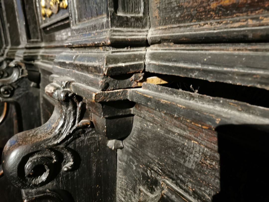 Fotografia przedstawiająca Konserwacja drewnianych stall kanonickich z prezbiterium Katedry Lwowskiej Obrządku Łacińskiego