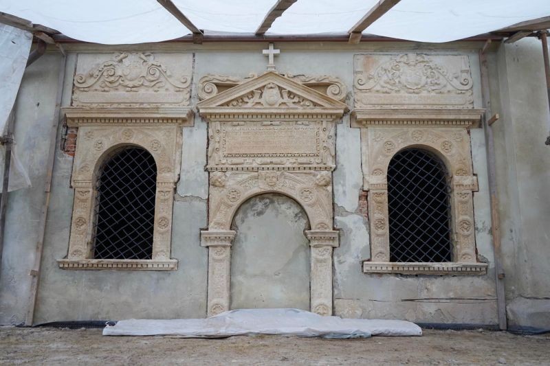 Photo montrant Conservation work on the historical portal in the Church of the Blessed Virgin Mary in Stryj