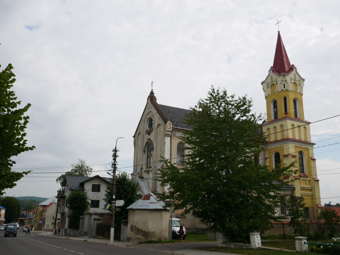 Fotografia przedstawiająca Projekt budowlano-konserwatorski więźby i pokrycia dachu oraz wieży kościoła św. Mikołaja w Starym Samborze, Ukraina