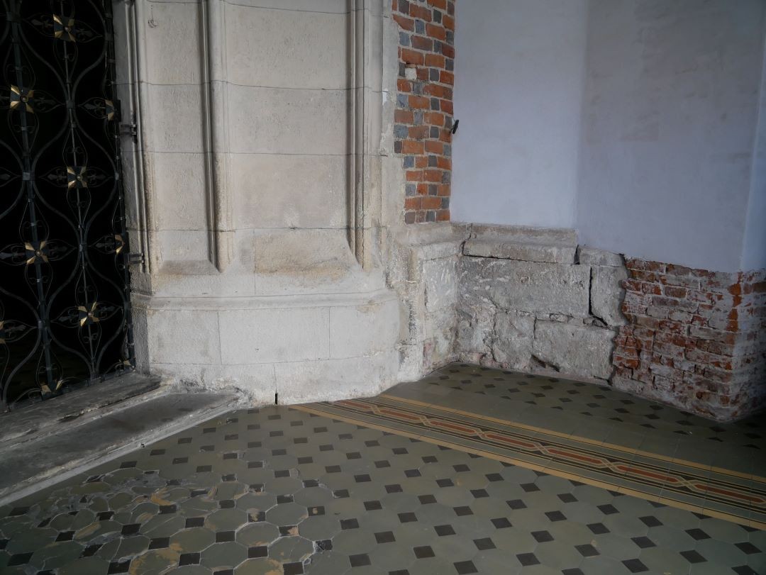Photo montrant Travaux de conservation des éléments en pierre du porche ouest de la cathédrale de rite latin de Lviv, 1ère phase