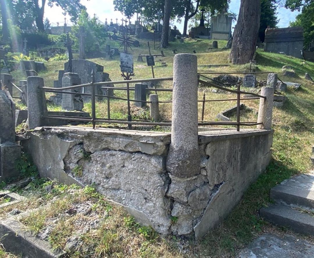 Fotografia przedstawiająca Prace renowacyjne na wileńskich nekropoliach i przy polskich zabytkach w Wilnie w Litwie