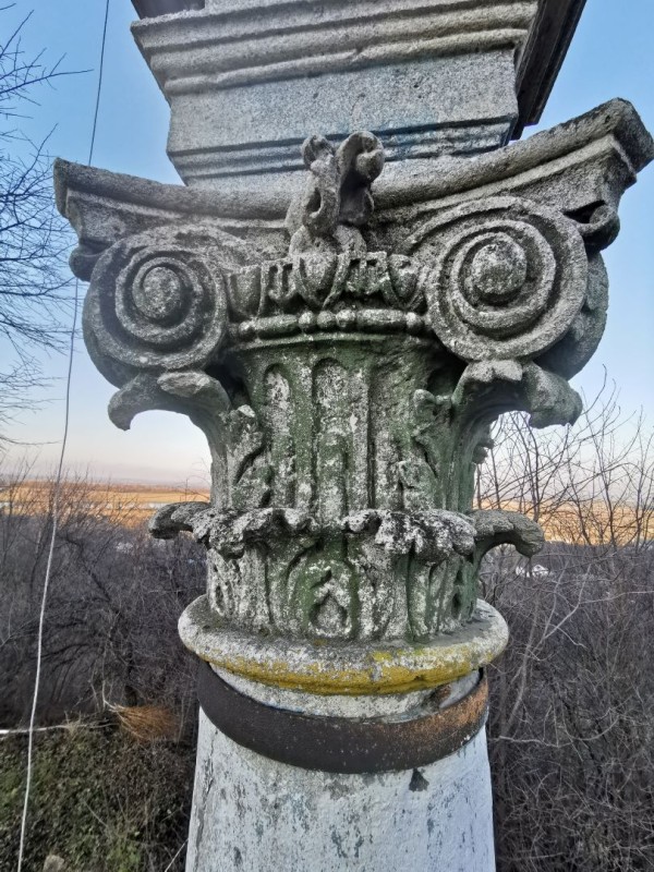 Fotografia przedstawiająca Column in Novosibirske Zahalchytsya - restoration works