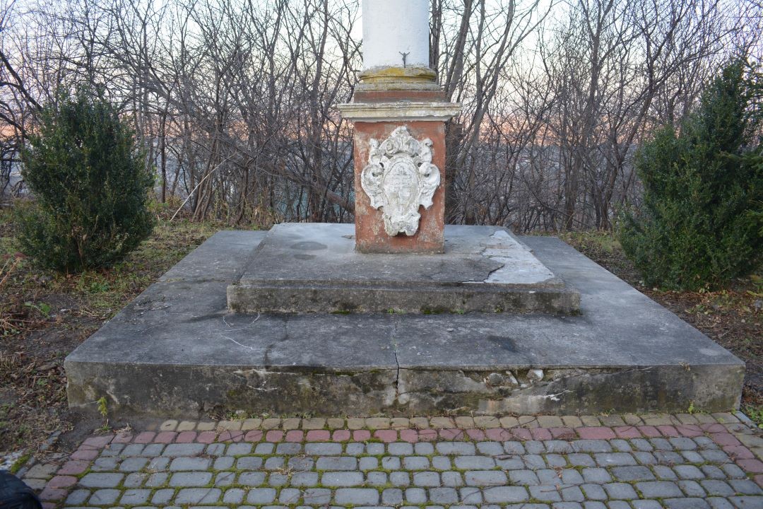 Fotografia przedstawiająca Column in Novosibirske Zahalchytsya - restoration works