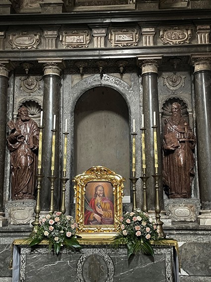 Photo montrant Conservation d\'un tableau de la chapelle Kampianov avec un cadre doré et de deux reliquaires de la cathédrale latine de Lviv