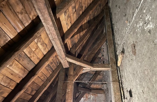 Fotografia przedstawiająca Salvage work on part of the roof truss in the Armenian Cathedral in Lviv