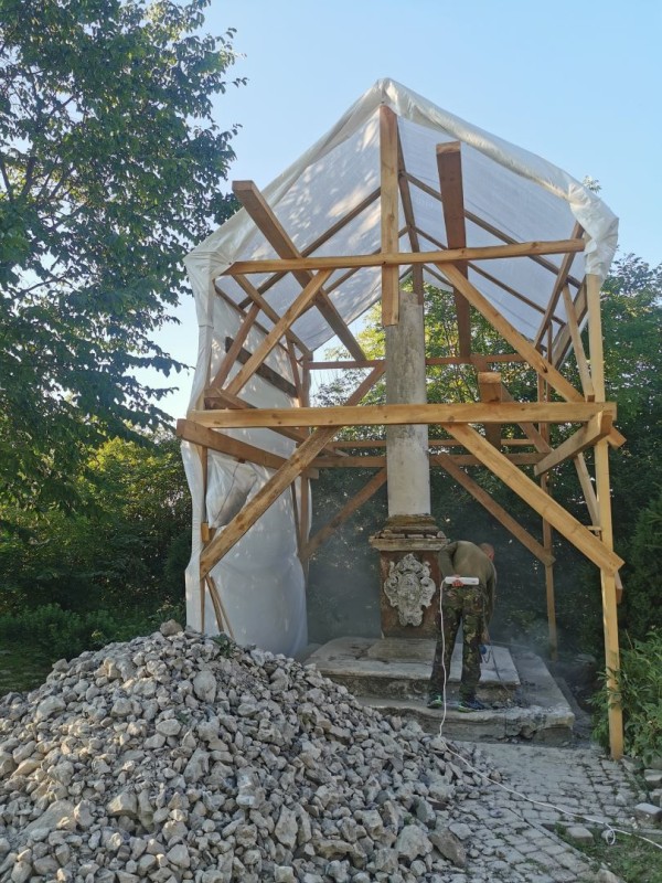 Fotografia przedstawiająca Conservation work on tombstones in Zloczow and the second stage of conservation work on the Column next to the former parish church of All Saints in Novosiolki Zahalchytsya