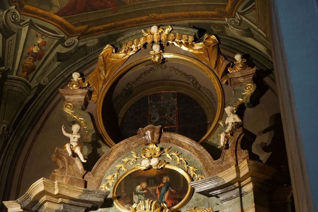 Photo montrant Conservation d\'un vitrail de la chapelle Notre-Dame de Czestochowa dans la cathédrale de rite latin de Lviv (Ukraine)