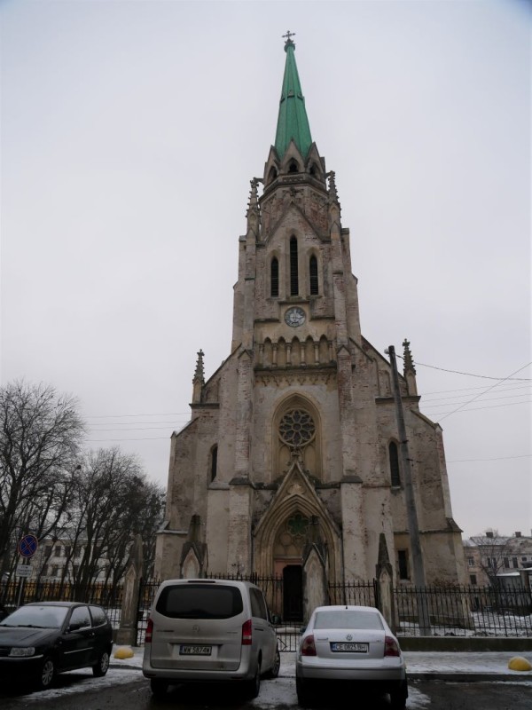 Photo montrant Travaux de réparation sur la tour historique de l\'église \"Cœur de Jésus\" à Chernivtsi - état d\'urgence (Ukraine)