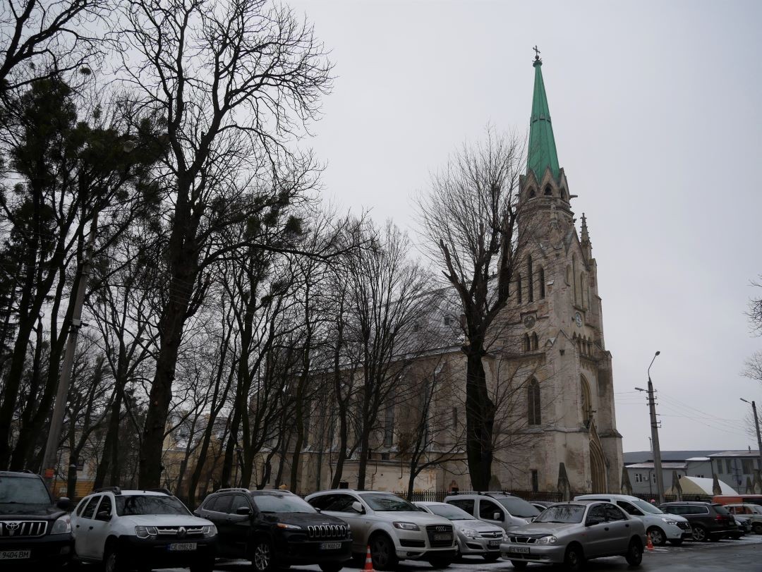 Photo montrant Travaux de réparation sur la tour historique de l\'église \"Cœur de Jésus\" à Chernivtsi - état d\'urgence (Ukraine)
