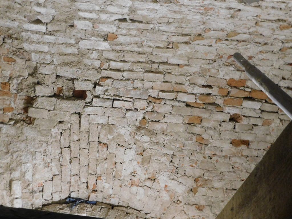 Photo montrant Travaux de restauration et de conservation dans l\'église inférieure du complexe monastique des Carmes déchaussés à Berdyczow, Ukraine