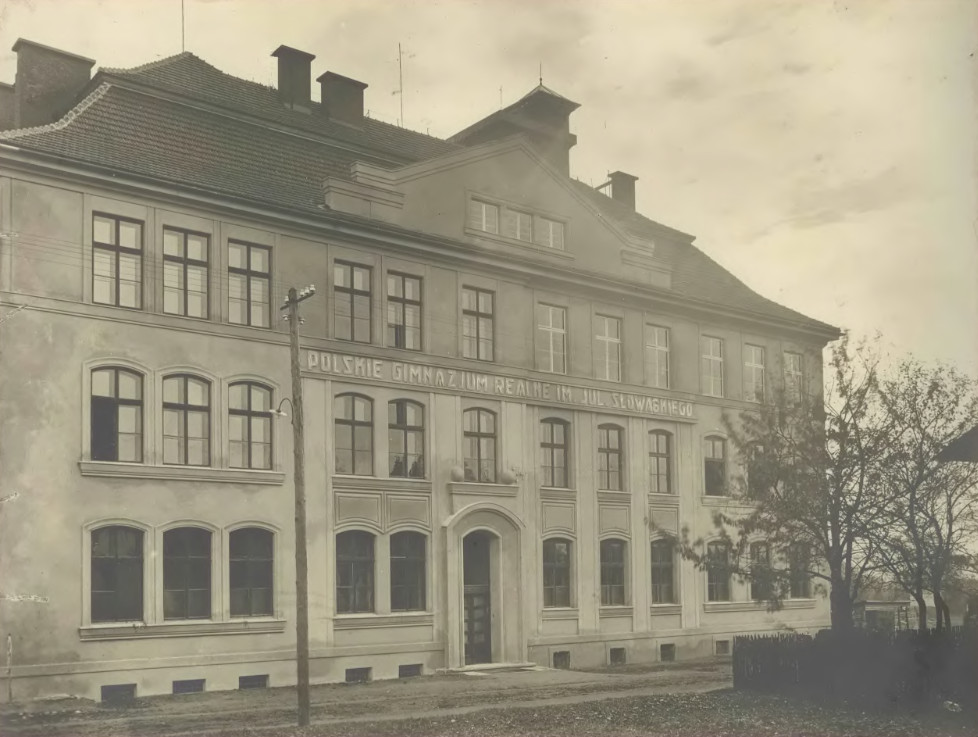 Photo montrant École secondaire réelle polonaise portant le nom de Juliusz Słowacki à Orłowa
