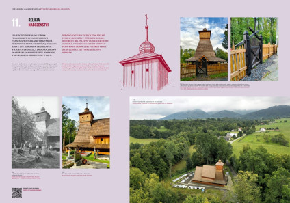 Drewniany Kościół Bożego Ciała w Gutach, Czechy, z stromym dachem dwuspadowym i małą wieżą. Otoczony drzewami i cmentarzem z nagrobkami i kwiatami.