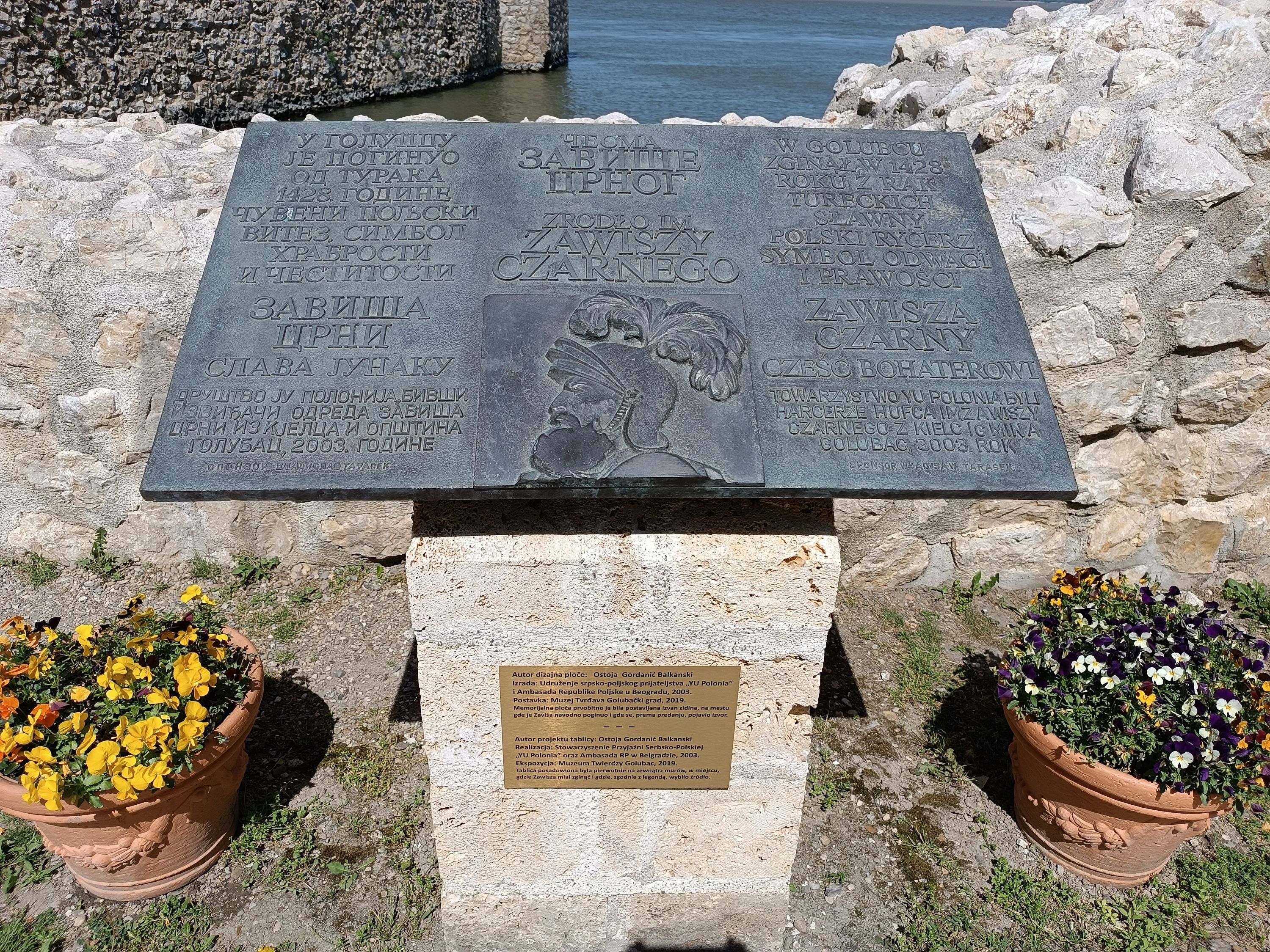 Fotografia przedstawiająca Tablica upamiętniająca Zawiszę Czarnego w twierdzy w Golubac w Serbii