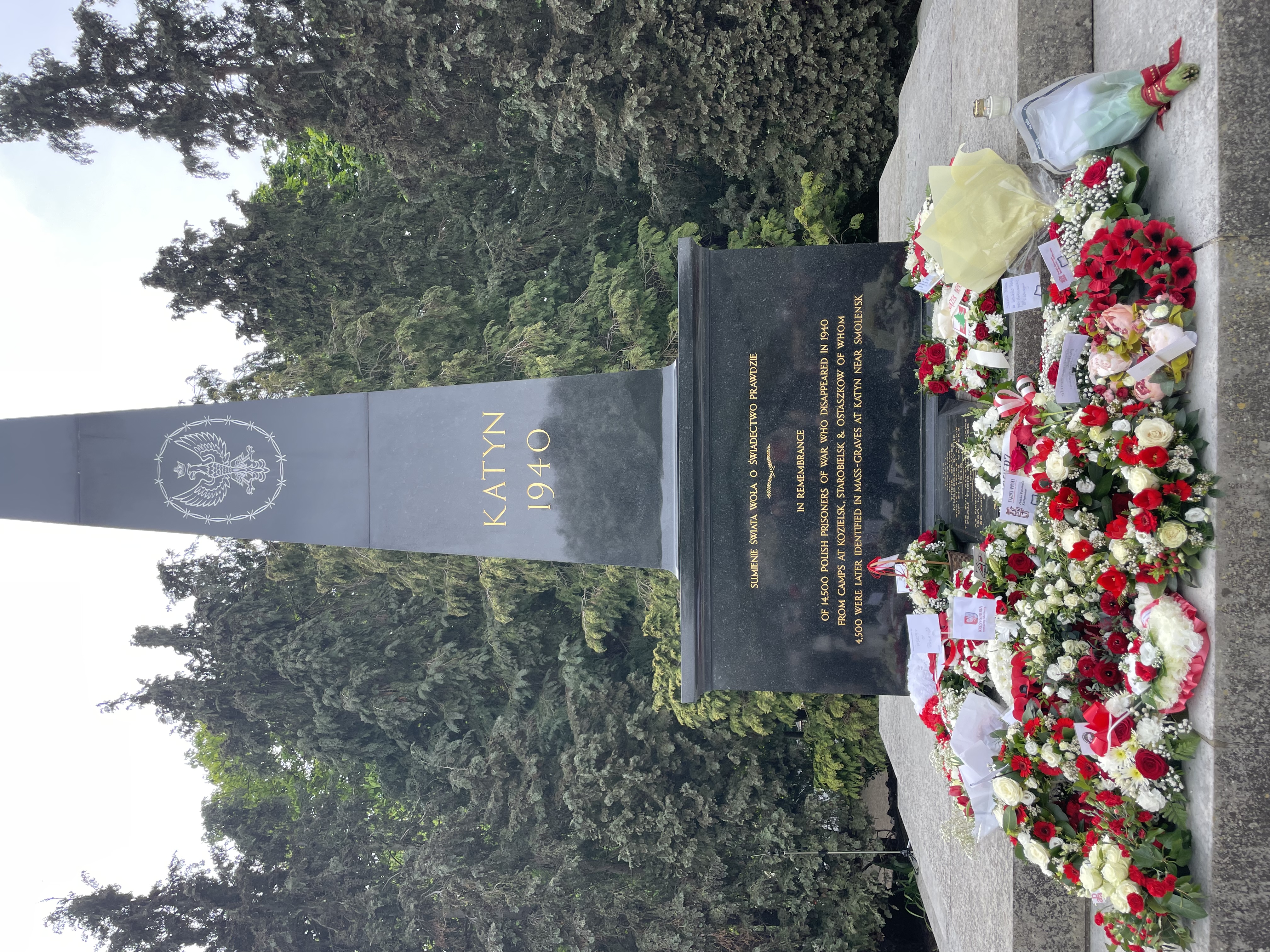 Fotografia przedstawiająca Pomnik katyński na cmentarzu Gunnersbury w Londynie