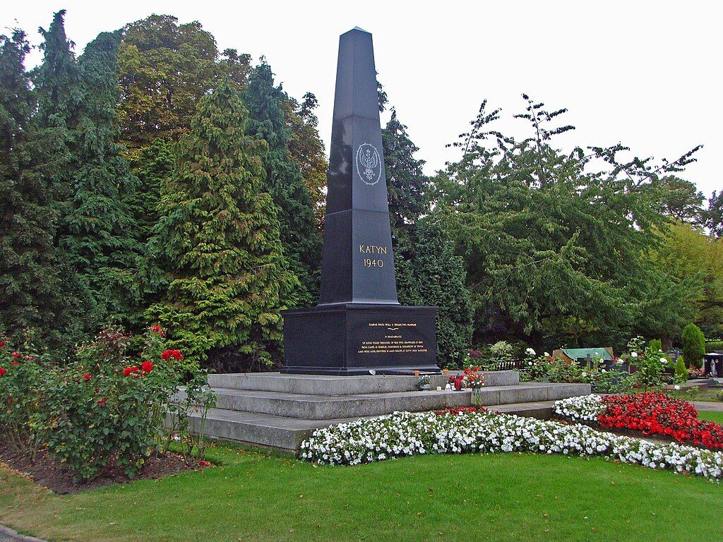 Fotografia przedstawiająca Pomnik katyński na cmentarzu Gunnersbury w Londynie