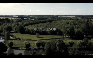 Widok z lotu ptaka na zielony krajobraz z drzewami i polami w Montrésor. Na obrazie widnieje napis 'MONTRESOR'.