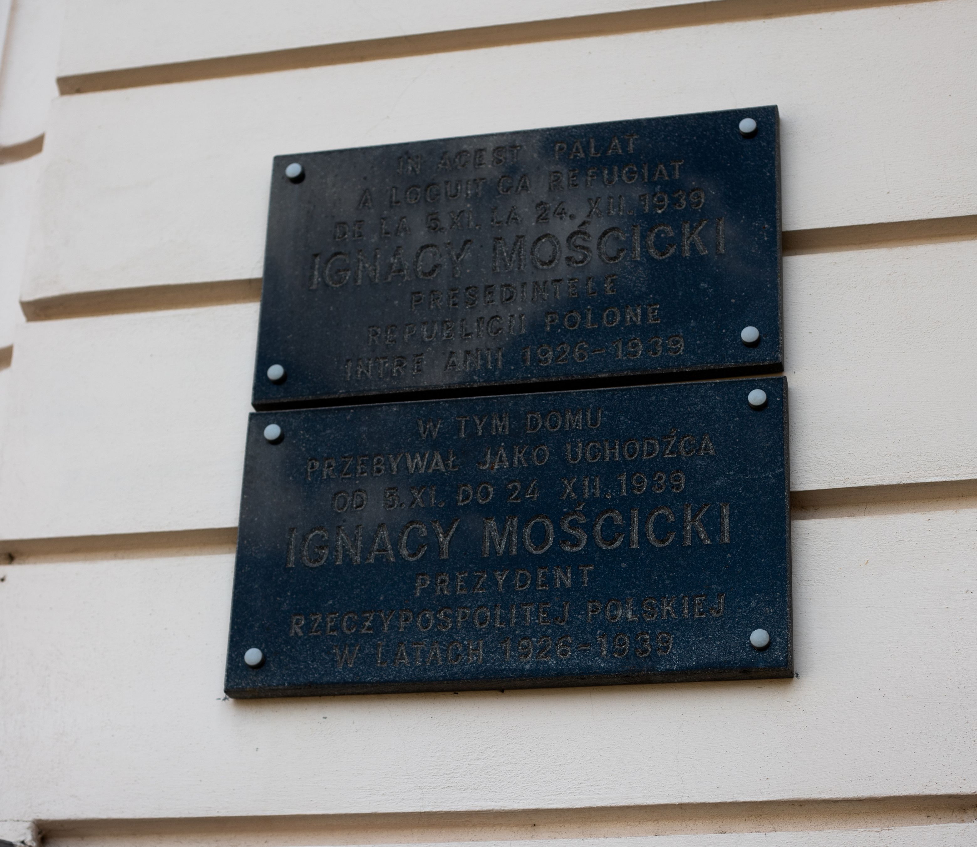 Fotografia przedstawiająca Tablica upamiętniająca pobyt prezydenta Ignacego Mościckiego w Pałacu Jean Mihail w mieście Craiova w Rumunii