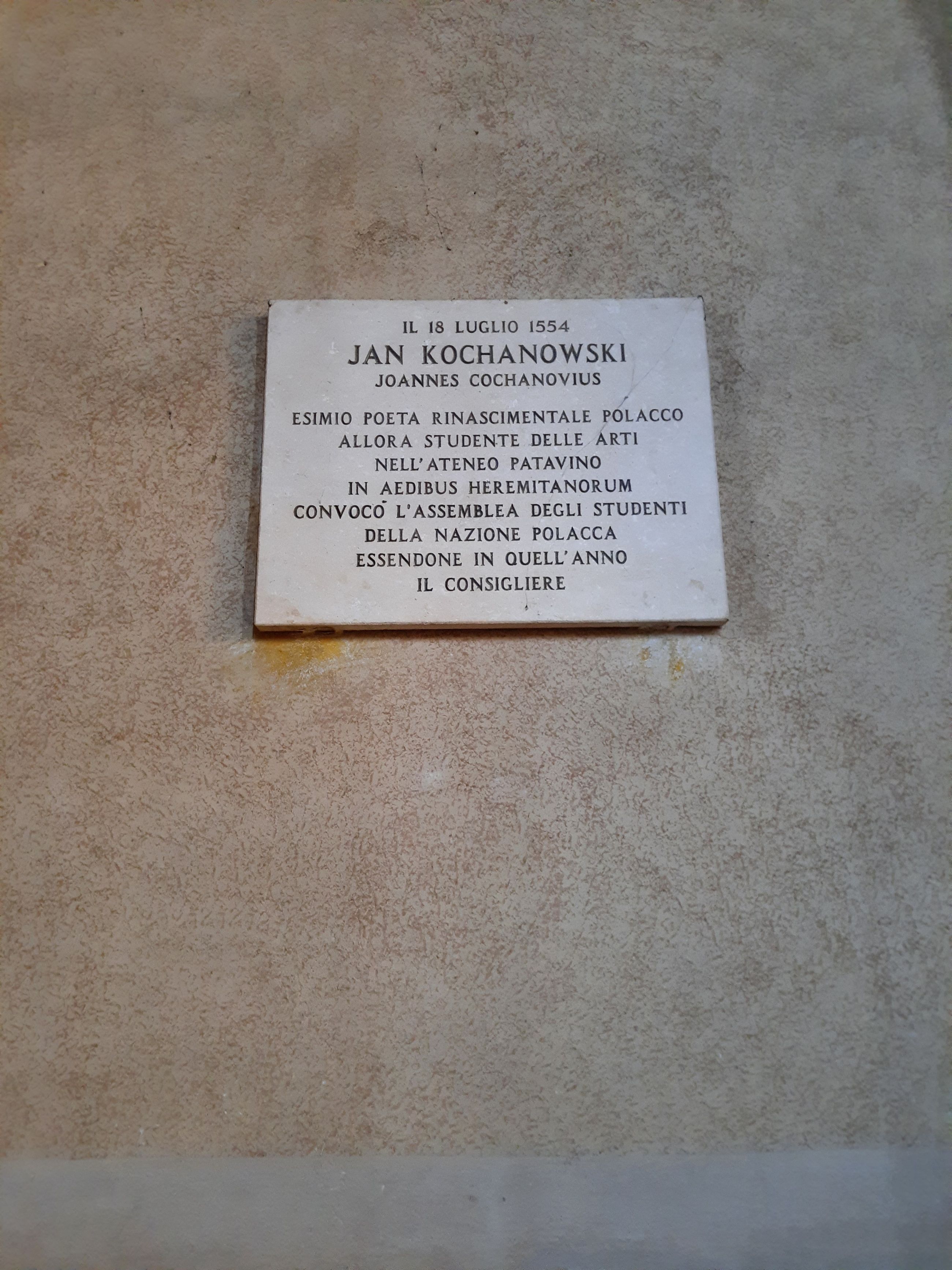Fotografia przedstawiająca Tablica pamiątkowa poświęcona Janowi Kochanowskiemu w kościele Eremitani w Padwie