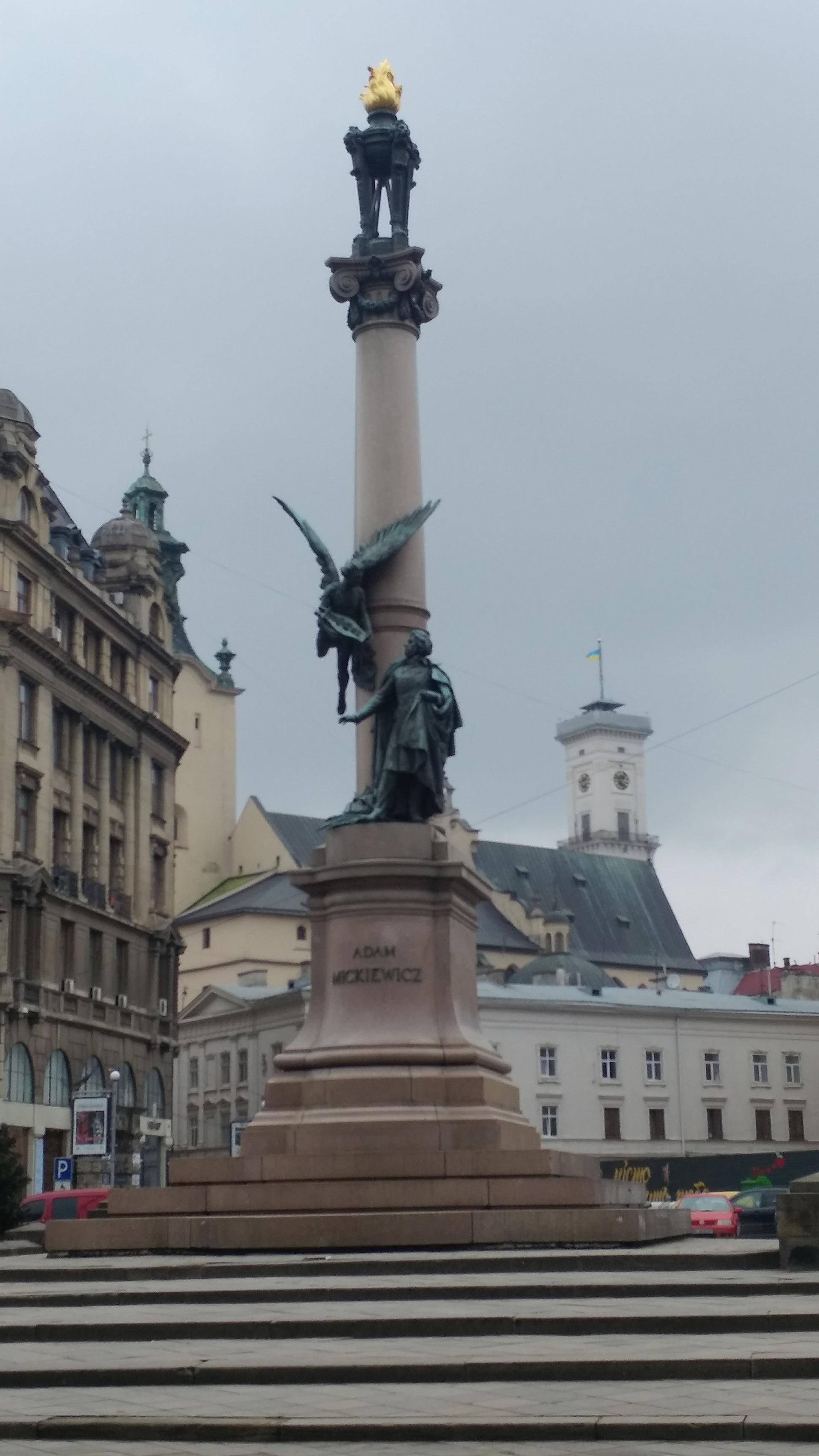 Fotografia przedstawiająca Kolumna Mickiewicza we Lwowie