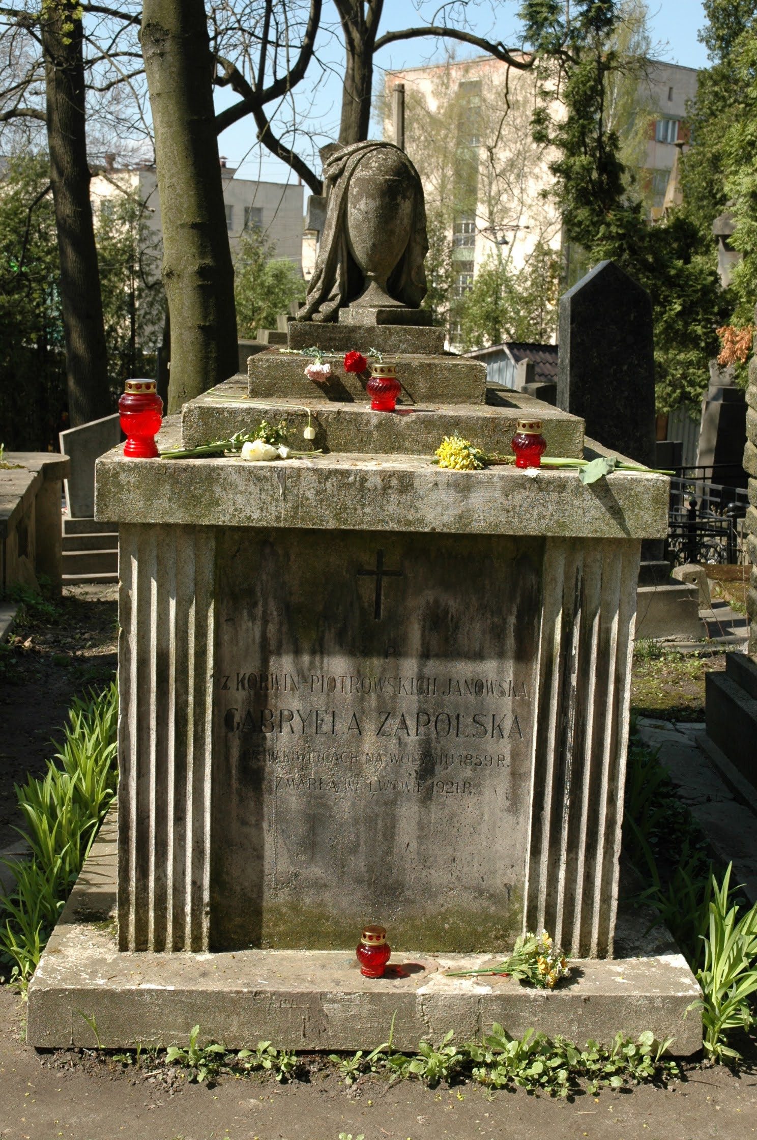 Fotografia przedstawiająca Nagrobek Gabrieli Zapolskiej na cmentarzu Łyczakowskim we Lwowie