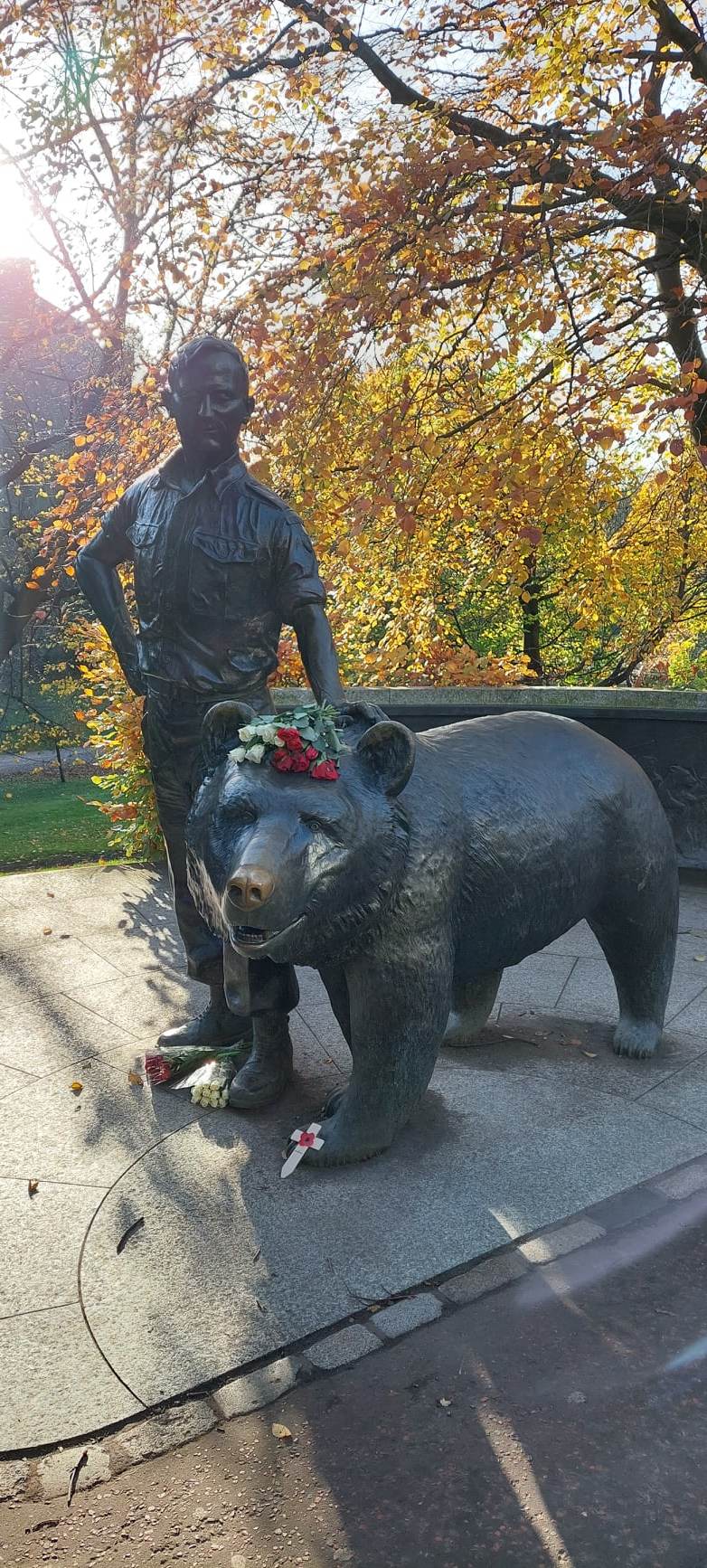 Fotografia przedstawiająca Pomnik Niedźwiedzia Wojtka w centrum Edynburga