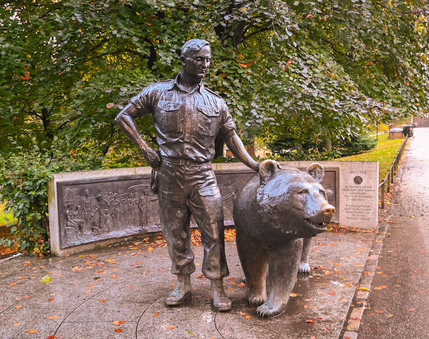 Photo showing A statue of Wojtek the Bear in Edinburgh city centre (and other statues of him)