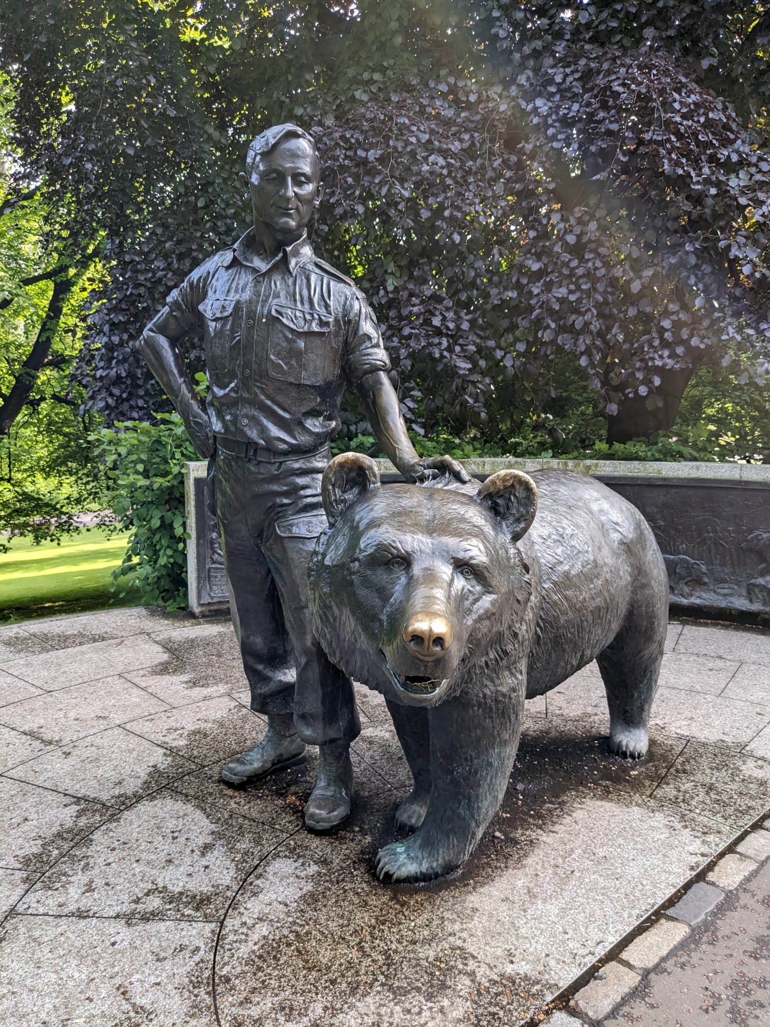 Photo showing A statue of Wojtek the Bear in Edinburgh city centre (and other statues of him)
