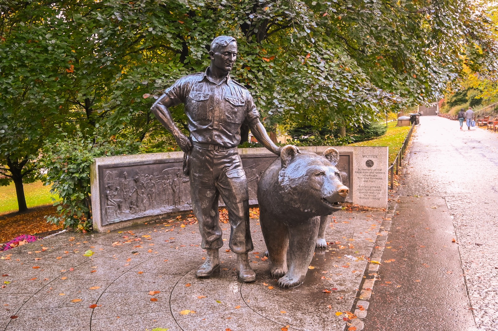 Photo showing A statue of Wojtek the Bear in Edinburgh city centre (and other statues of him)