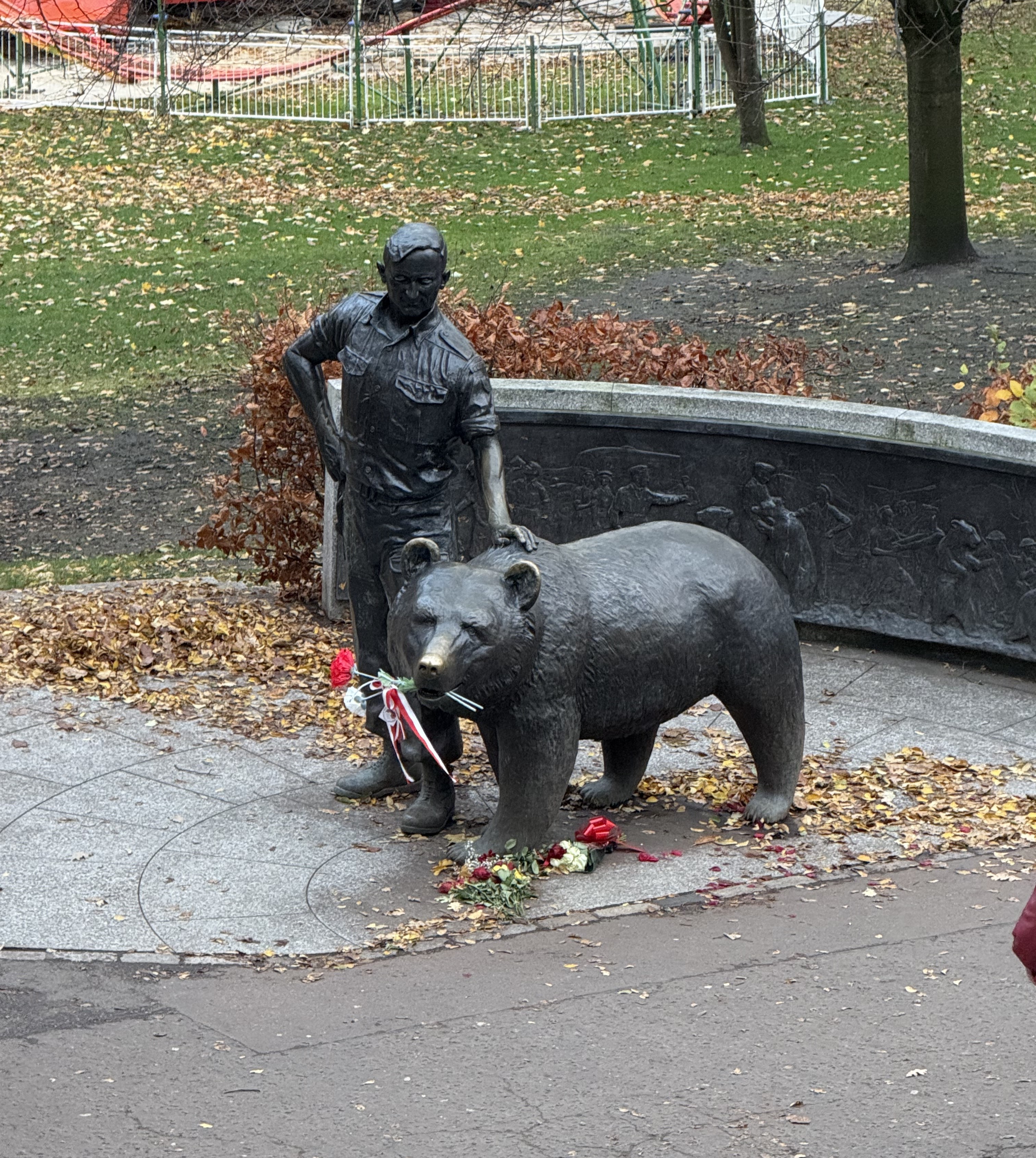 Fotografia przedstawiająca Pomnik Niedźwiedzia Wojtka w centrum Edynburga (i inne jego pomniki)