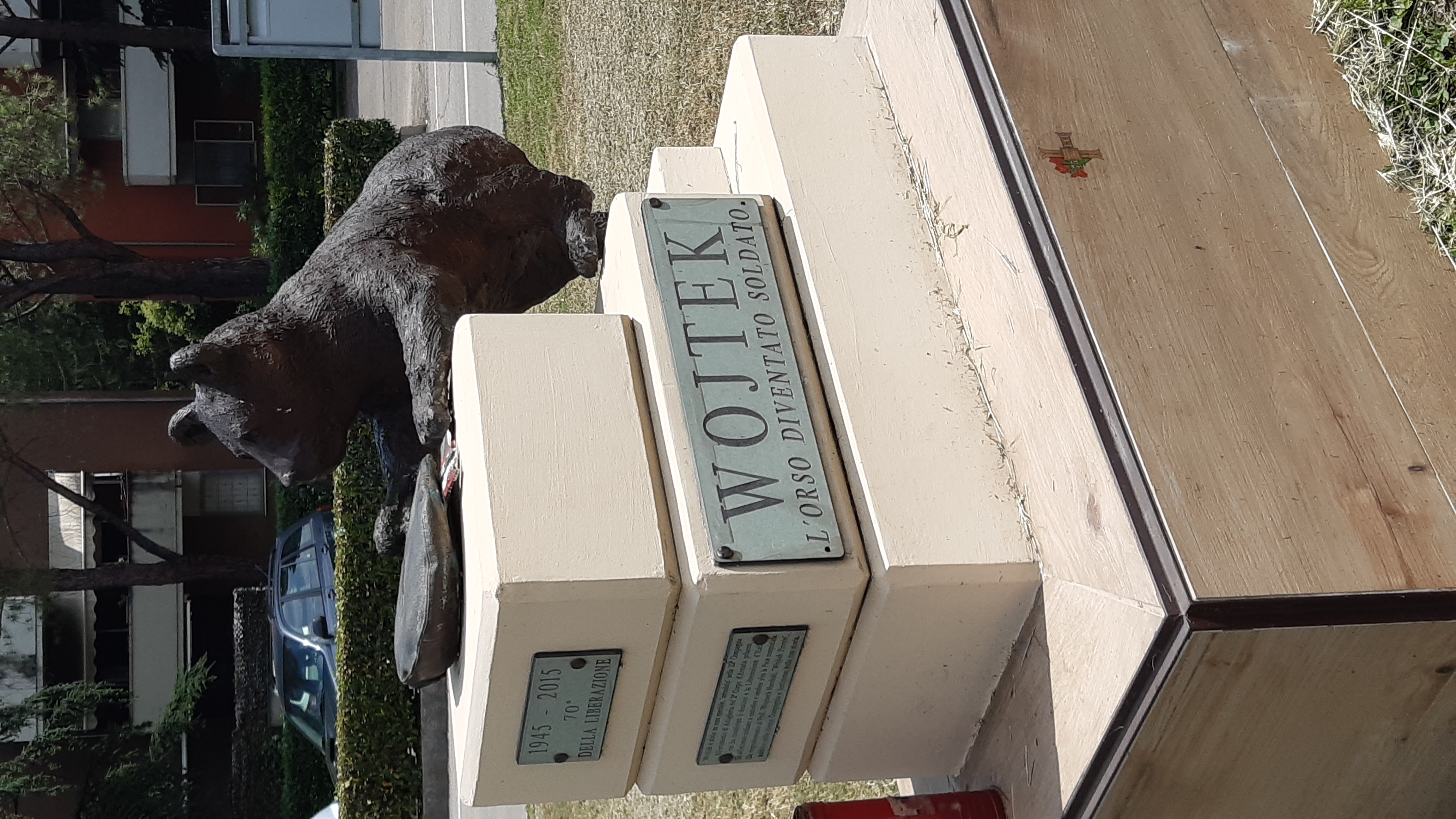 Photo montrant Une statue de Wojtek l\'Ours dans le centre ville d\'Edimbourg (et d\'autres statues à son effigie)