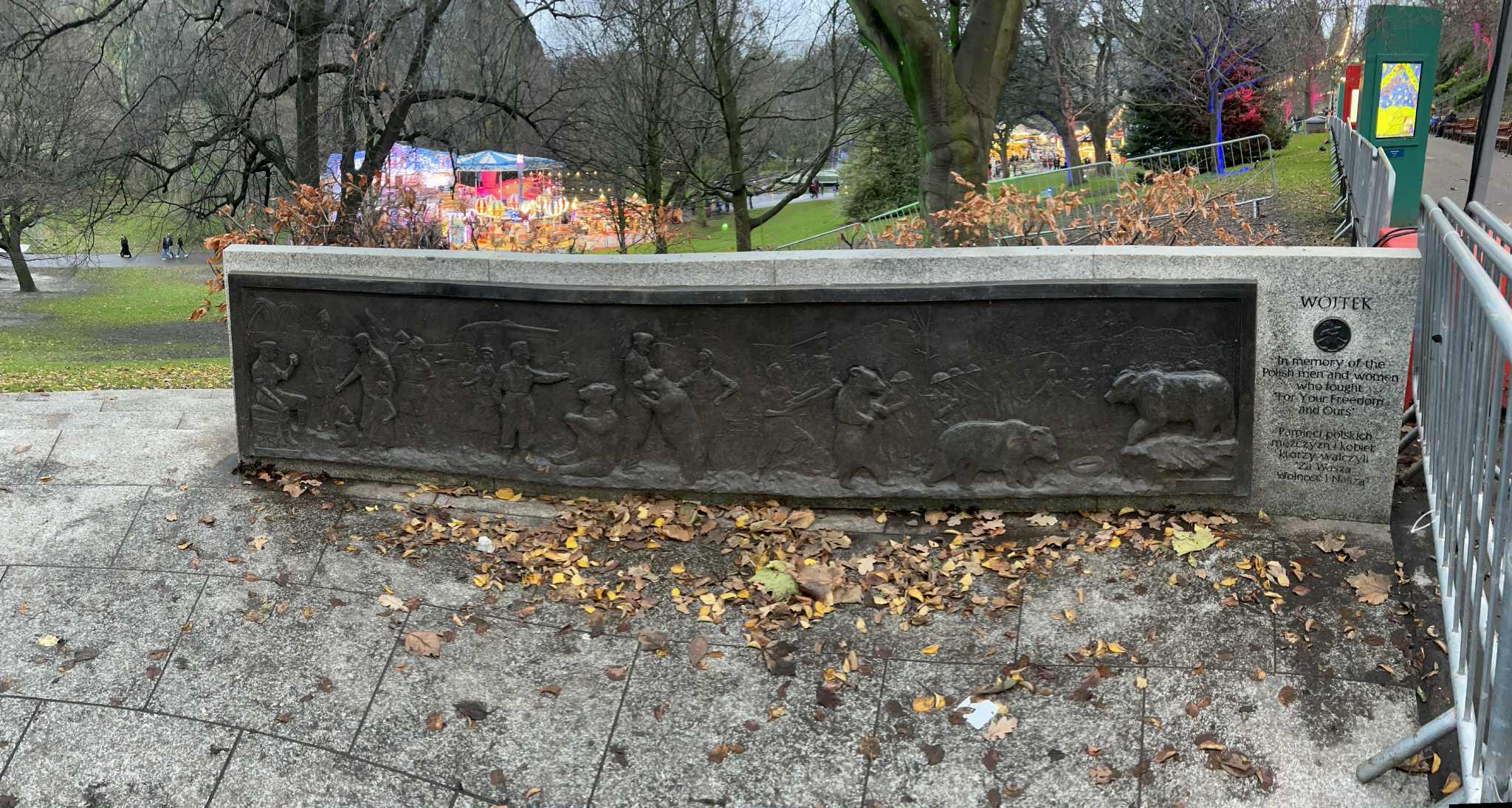 Photo montrant Une statue de Wojtek l\'Ours dans le centre ville d\'Edimbourg (et d\'autres statues à son effigie)