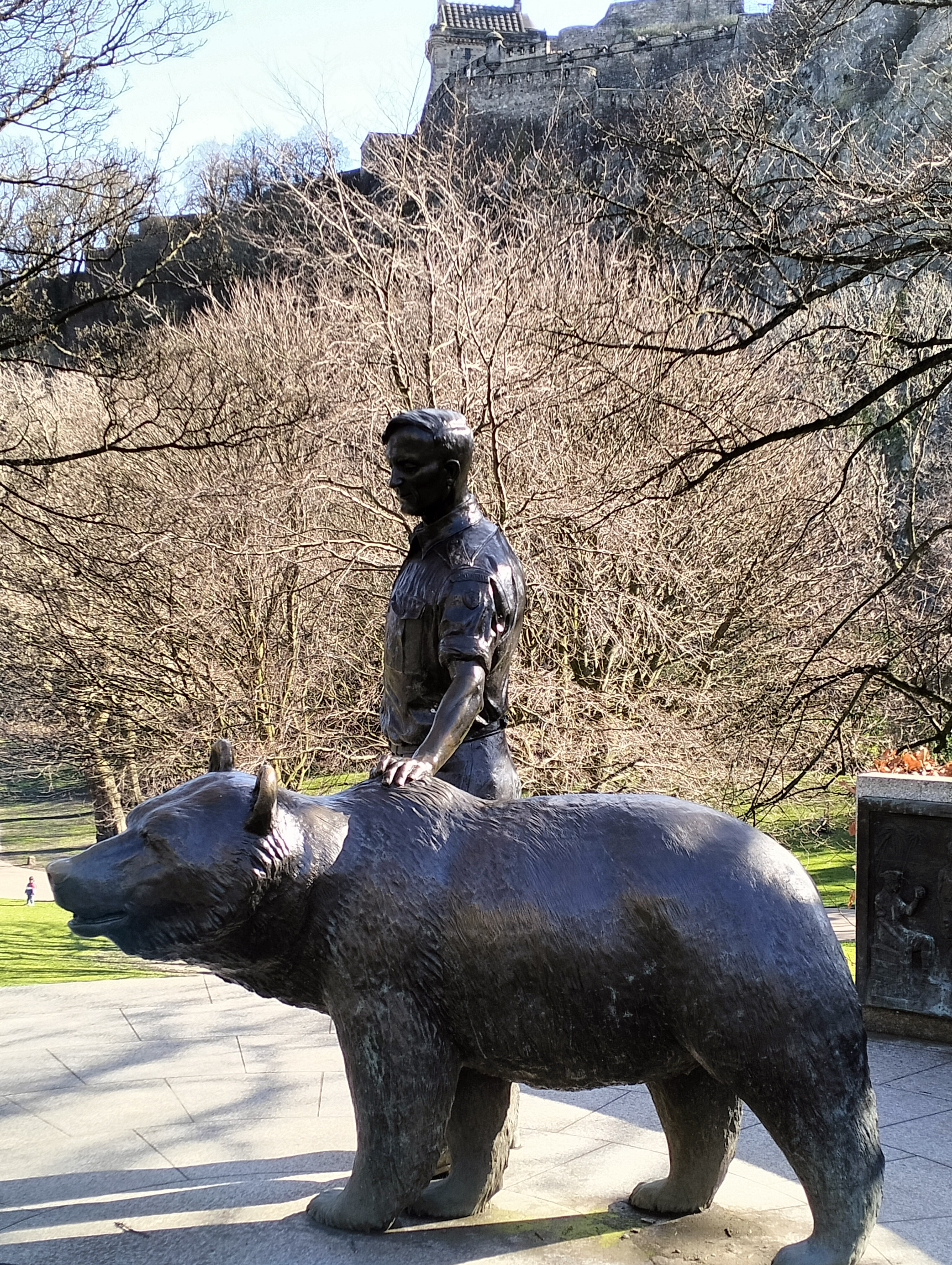 Photo montrant Une statue de Wojtek l\'Ours dans le centre ville d\'Edimbourg (et d\'autres statues à son effigie)